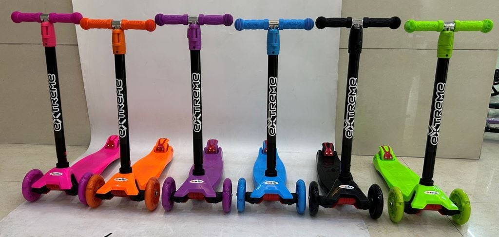 Самокат 4-х колісний два спереду два з заду  Scooter MAXI колеса PU світяться,однотонний в пакеті SC25221 Extreme
