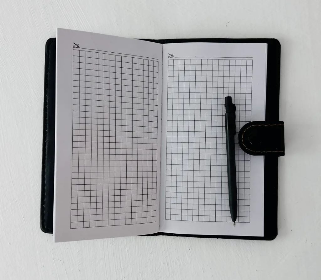 Блокнот 18*11*1см 48арк клітинка з ручкою на кнопці шкірзам чорний у пакеті XY-8848 Китай