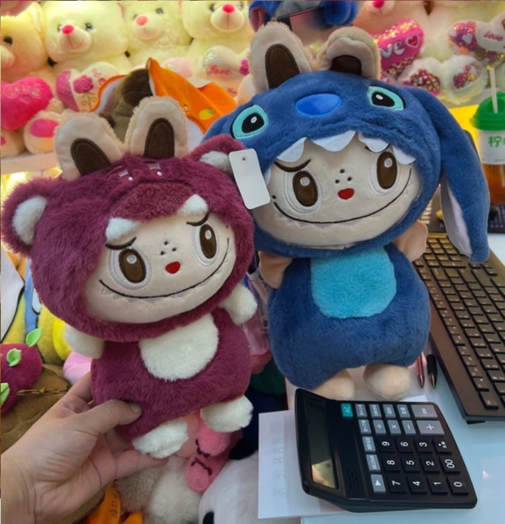 М'яка іграшка Лабубу в костюмі Стіча 28см хутро мікс кол LB15501 Китай